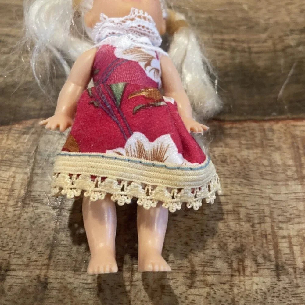 1994 Kelly Doll Barbies Little Sister Long Blonde Hair Dress Dress Floral